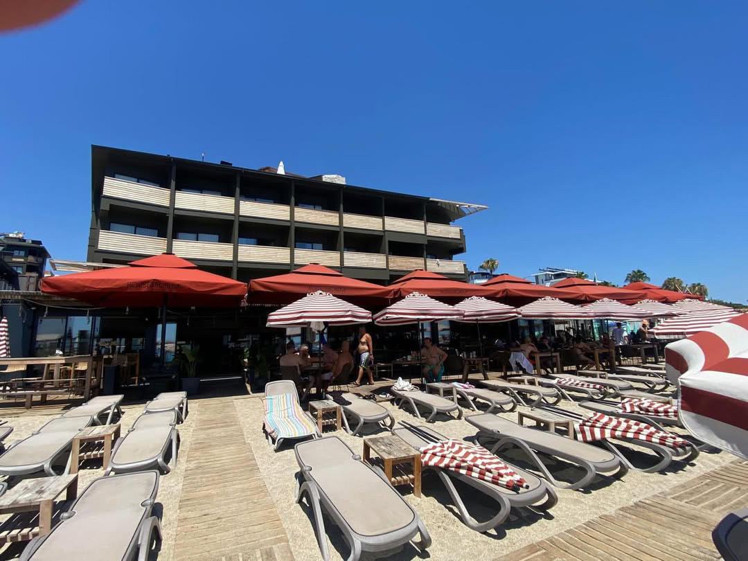Resort havuz kenarı şemsiye